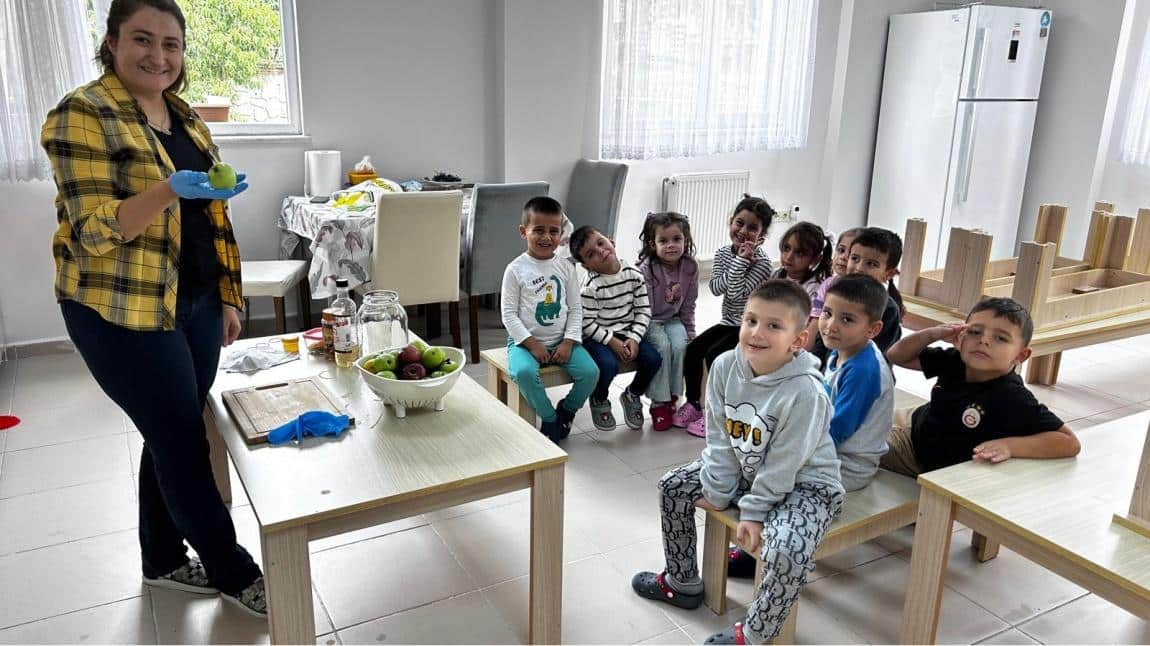 Papatyalar Sınıfı Elma Sirkesi Yaptı.